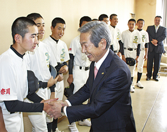 高山市長は全選手と握手