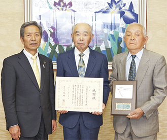 受賞報告をする松本代表（中央）と小林信雄さん（右）