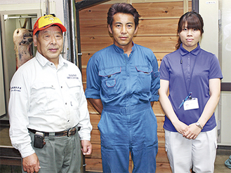 シカ肉の出荷を行った磯崎さん（左）ら関係者たち（6月30日）