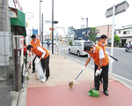国道246号線沿いの歩道を清掃する有志社員