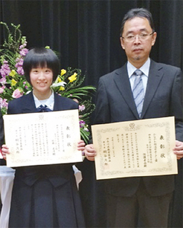 表彰された松橋さん（左）と保護者会会長の北村さん