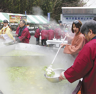 大鍋で作られる人気の湯豆腐※写真は昨年