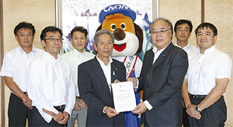 高山市長から感謝状を受け取った渡部支部長（右から３番目）ら