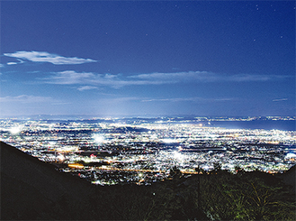 ミシュラン２つ星の大山阿夫利神社からの夜景