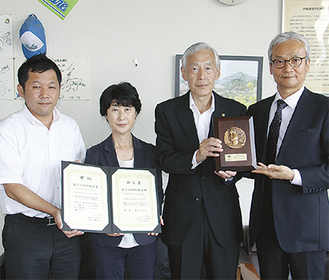 盾と賞状、賞金が手渡された