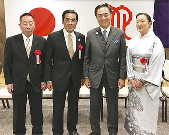 表彰式の様子。左から相原さん、渡辺さん、黒岩知事、宮垣さん
