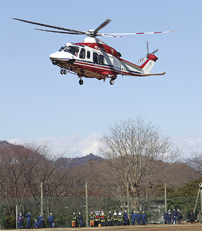 着陸する横浜市消防局のヘリコプター