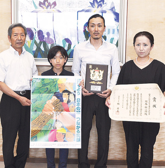 高山市長（左端）に受賞報告に訪れた関西さんとご両親