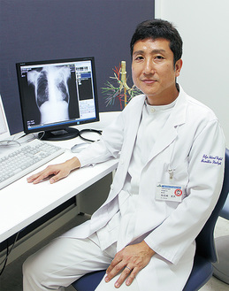 加志崎医師は日本呼吸器学会専門医・指導医で日本呼吸器内視鏡学会専門医・指導医。日本アレルギー学会専門医の資格も持つ。
