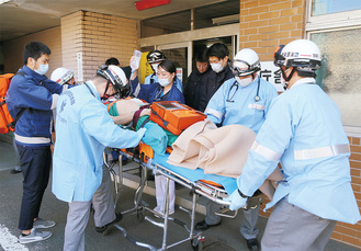 運用開始前に行われた救急隊と医師らによる出動訓練の様子（写真提供／伊勢原市）