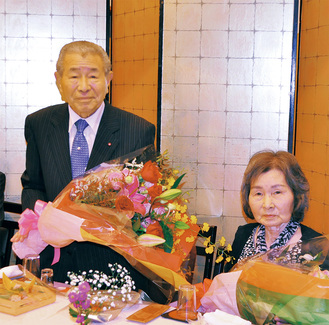 花束を手にする山口さんと妻のトキ子さん