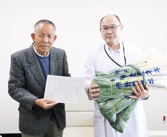 村田代表（左）と井上病院長