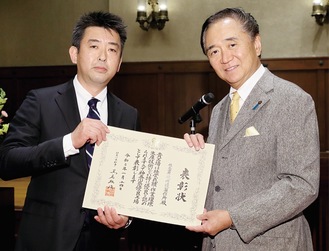 黒岩知事（右）から表彰状を受け取る磯崎社長（写真提供＝神奈川県）