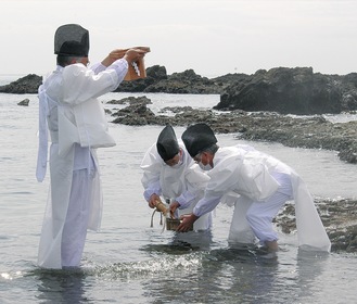 照ヶ崎海岸で海水や浜砂を採取する使者