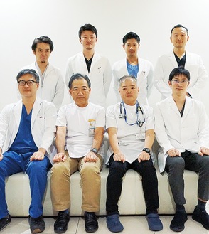 伊勢原協同病院消化器内科の常勤医師ら８名。前列右から２番目が小野部長、３番目が大野副院長