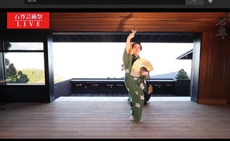 芸術祭で日本舞踊の踊りを披露する葉月雛丸さん。動画は大山阿夫利神社のホームページまたは、YouTubeの同神社公式チャンネルから2月末日まで視聴できる予定