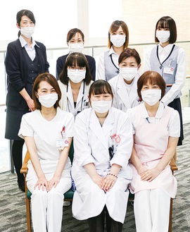 北尾恭子医師（前列中央）と耳鼻咽喉科の看護師、臨床検査技師、外来受付スタッフら