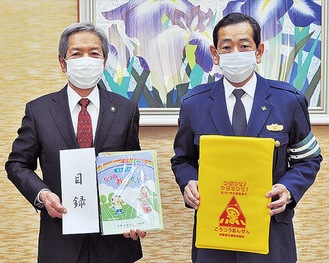飯塚会長（右）と高山市長
