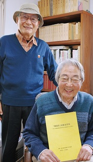 岩崎さん（右）と共に活動する府川さん