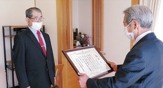 高山市長から感謝状が贈られた保國さん（左）