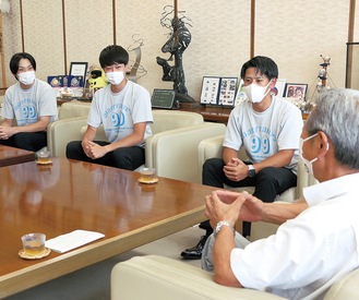 高山市長を表敬訪問した（右から）大津副主将、選手の山口さん、細野さん