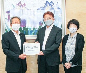 高山市長（左）に報告書を手渡す和田委員長（中央）と紫牟田かな子副委員長