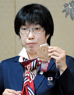銅メダルを手にする伊藤選手