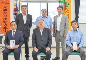 渡部支部長（前列中央）が飯塚会長（同左側）に寄付