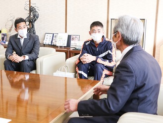高山市長（右）に優勝を報告する添田さん（中央）