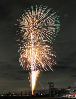 大田地区で打ち上げられた花火。写真は終盤のスターマイン