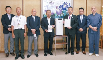 高山市長から感謝状が送られた熊澤会長（中央右）