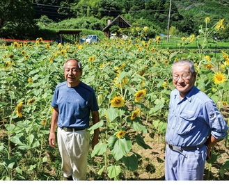 ヒマワリを植栽した「いせはら花のまちネットワーク」のメンバー（左が渡会理事長）
