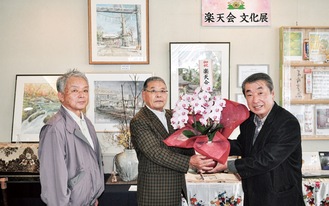 (左から）鎌田文化委員長、芳賀会長、高津氏