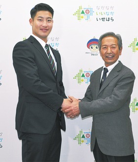 高山市長と握手を交わす菊地選手