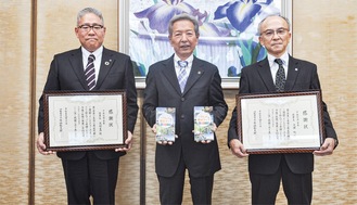 （左から）北村理事長、高山市長、大藤理事長
