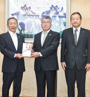 感謝状贈呈式の様子。（左から）高山市長、秋山会長、矢作幹事