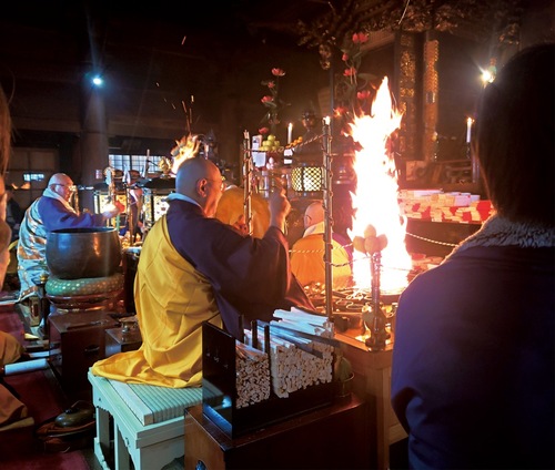 護摩修行の様子（伊勢原市観光協会提供）