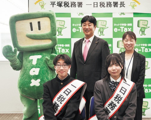 (左から）イータ君、尾崎さん、夛田会長、高砂さん、繪柳署長