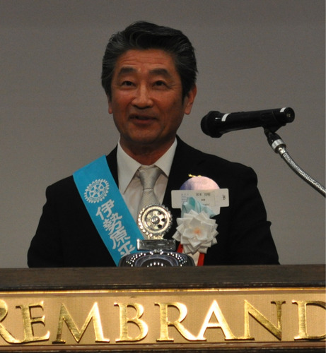 あいさつに立つ宮本会長