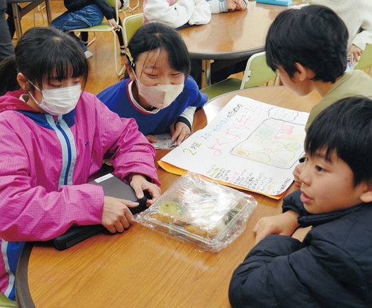 実物の弁当を前に喜ぶ児童