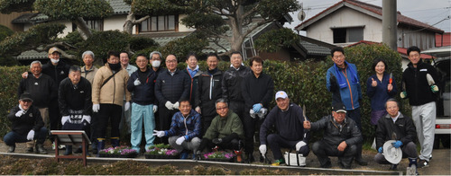 芝桜を寄贈し、作業を行った伊勢原RCメンバー