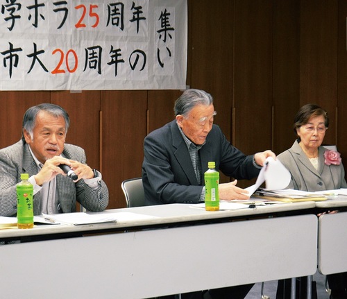 パネルディスカッションの様子（左から端山館長、三上氏、梶田会長）