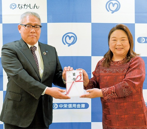 目録を手渡す北村理事長（左）と竹田代表