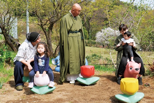 移転した遊具で遊ぶ幼児ら（中央が宇都宮住職）