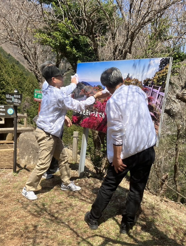 看板の清掃作業の様子