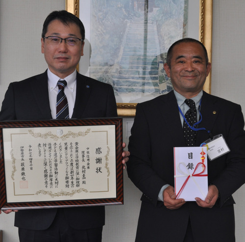 感謝状を手にする足立常務理事（左）と宮村教育長