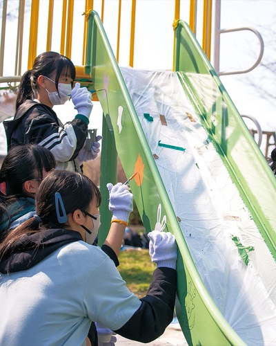 公園の遊具にペイントする様子(提供）