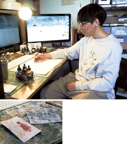 市内のアトリエには、古道具が並び、味わい深い雰囲気を醸し出す。ここで独特の世界観が生まれている