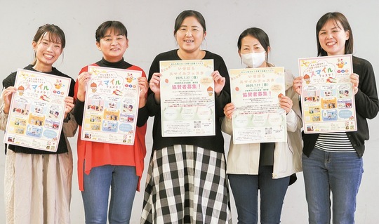 左からpoko piyo cameraのYukiさん、親子教室anelaの斉藤美保さん、イセハラコソダテの佐藤裕美さん、手形足形アート教室たんぽぽのたかのかずえさん、イセハラコソダテの立川紋子さん