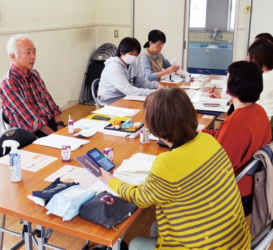 開校に向けて打ち合わせをするスタッフ